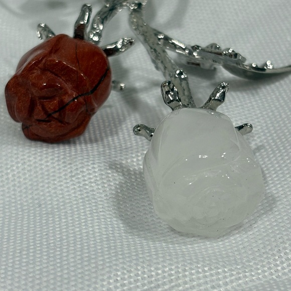 Red Jasper and White Quartz Roses - Picture 5 of 9